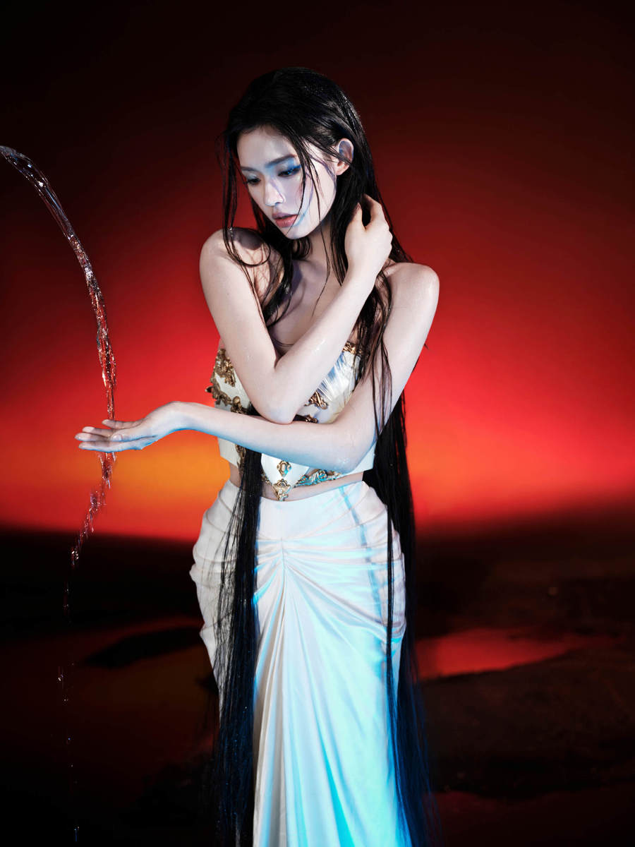 林允一袭白裙变身海底神女 侧颜绝美清冷感拉满