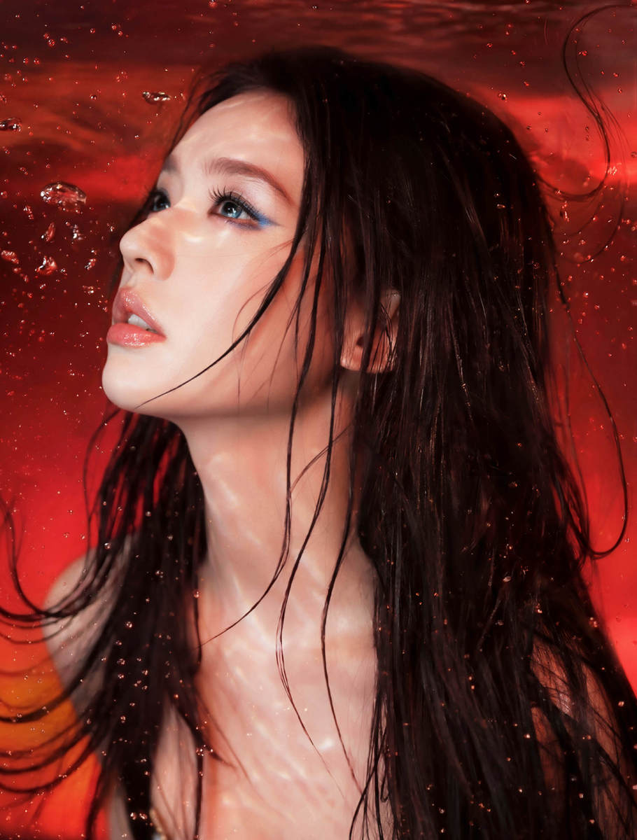 林允一袭白裙变身海底神女 侧颜绝美清冷感拉满