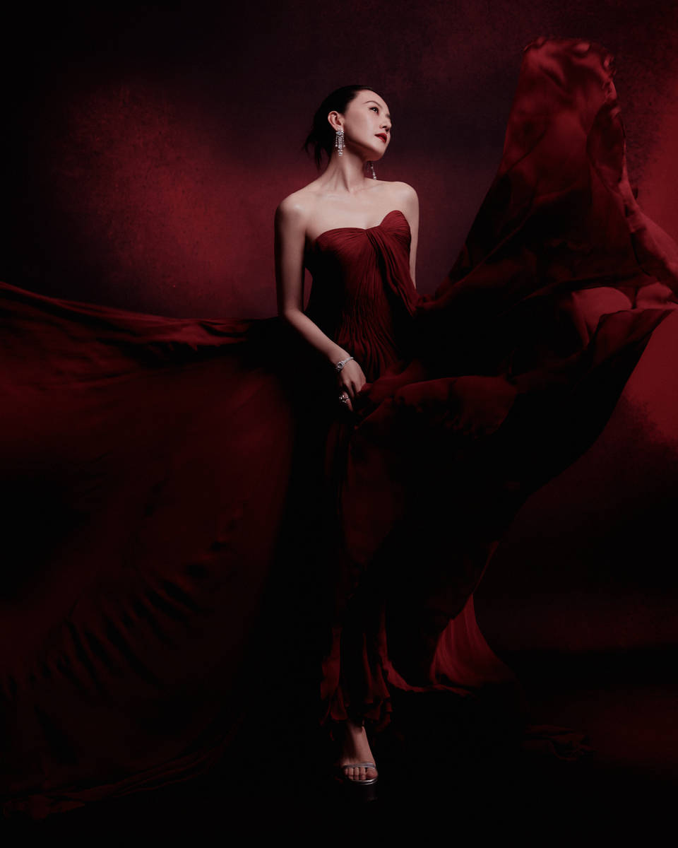 高圆圆穿红色抹胸裙 展露性感身材女神范儿十足