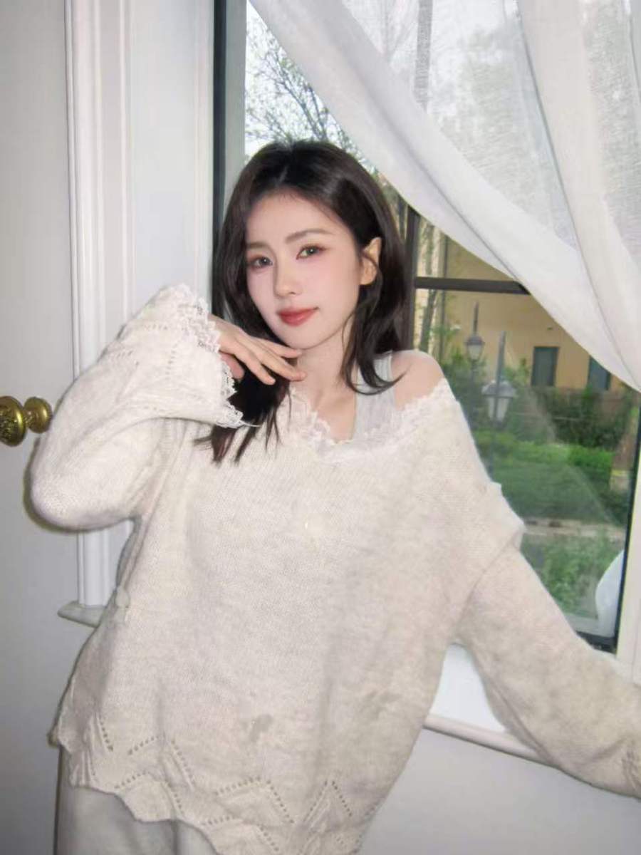 白鹿穿奶白蕾丝毛衣软萌居家 露肩设计甜而不腻
