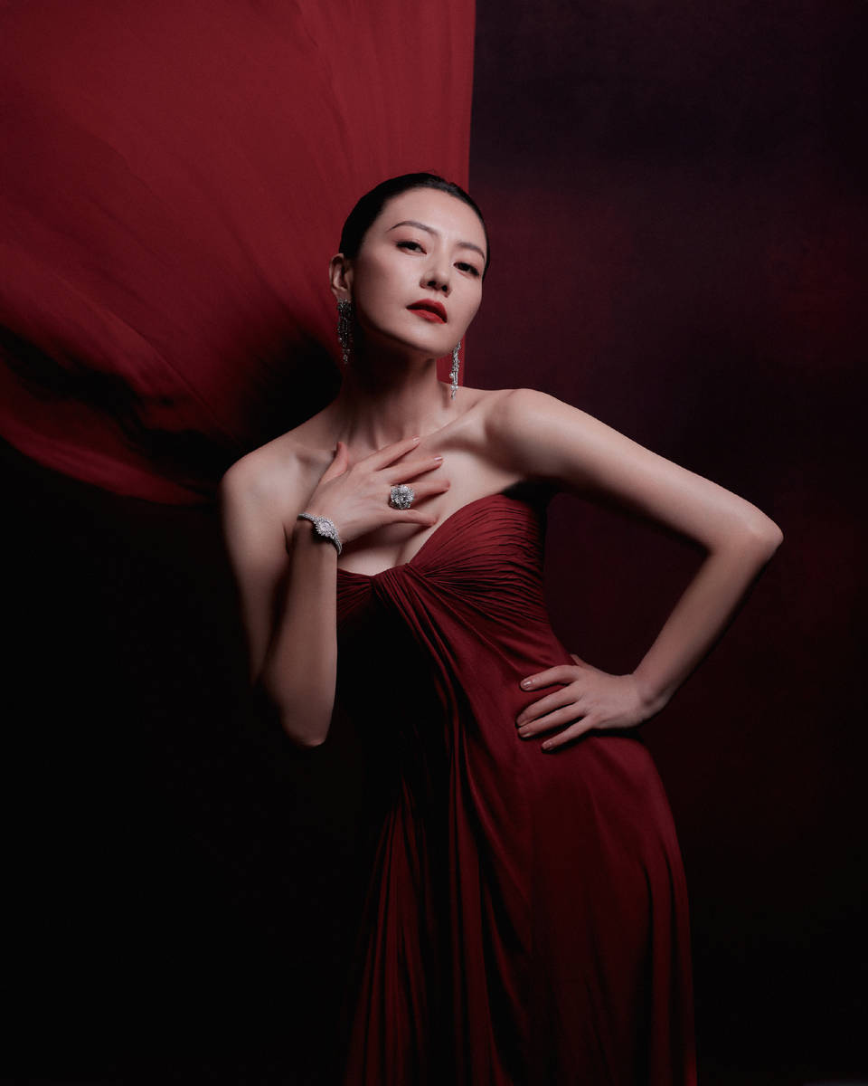 高圆圆穿红色抹胸裙 展露性感身材女神范儿十足