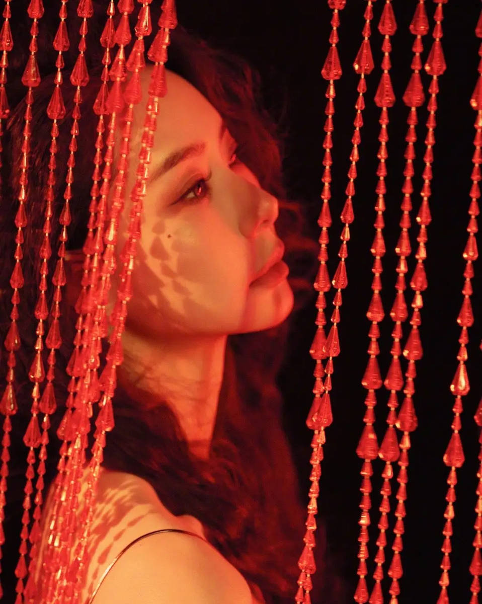 戚薇穿黑吊带勾勒精致肩颈 波浪卷发尽显港风魅惑