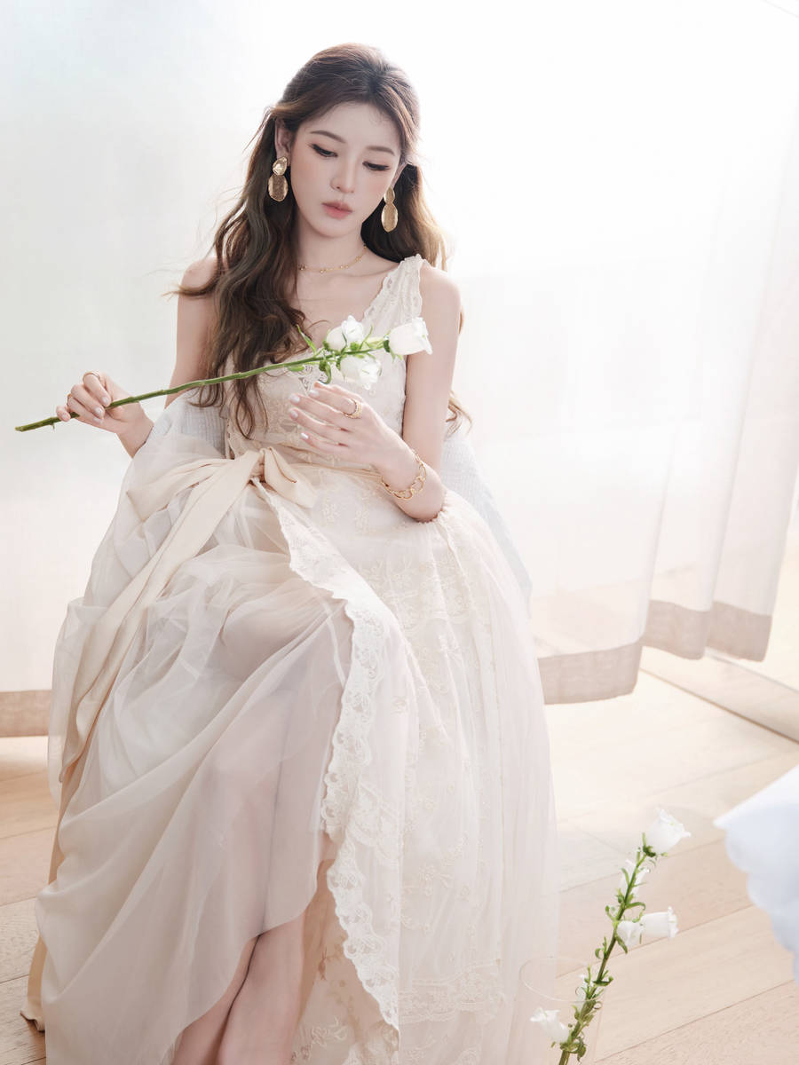 张予曦穿纱裙气质沉静优雅 手持花朵尽显温婉俏丽