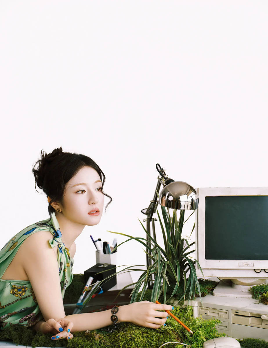 李兰迪穿斜肩裙秀好身材！化身时髦职场女郎