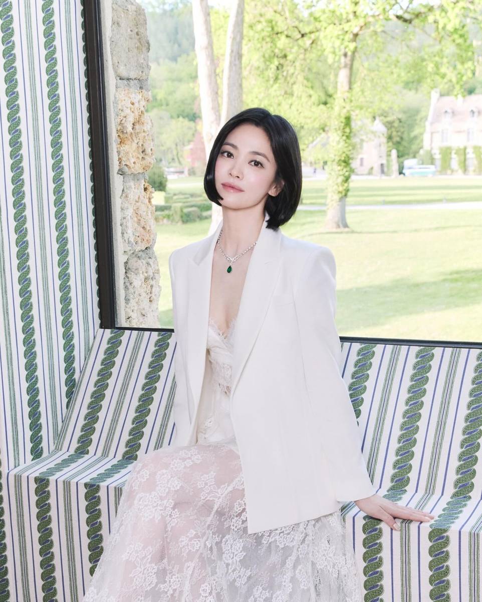 宋慧乔穿蕾丝纱裙散发成熟魅力 笑容浅浅仪态万千