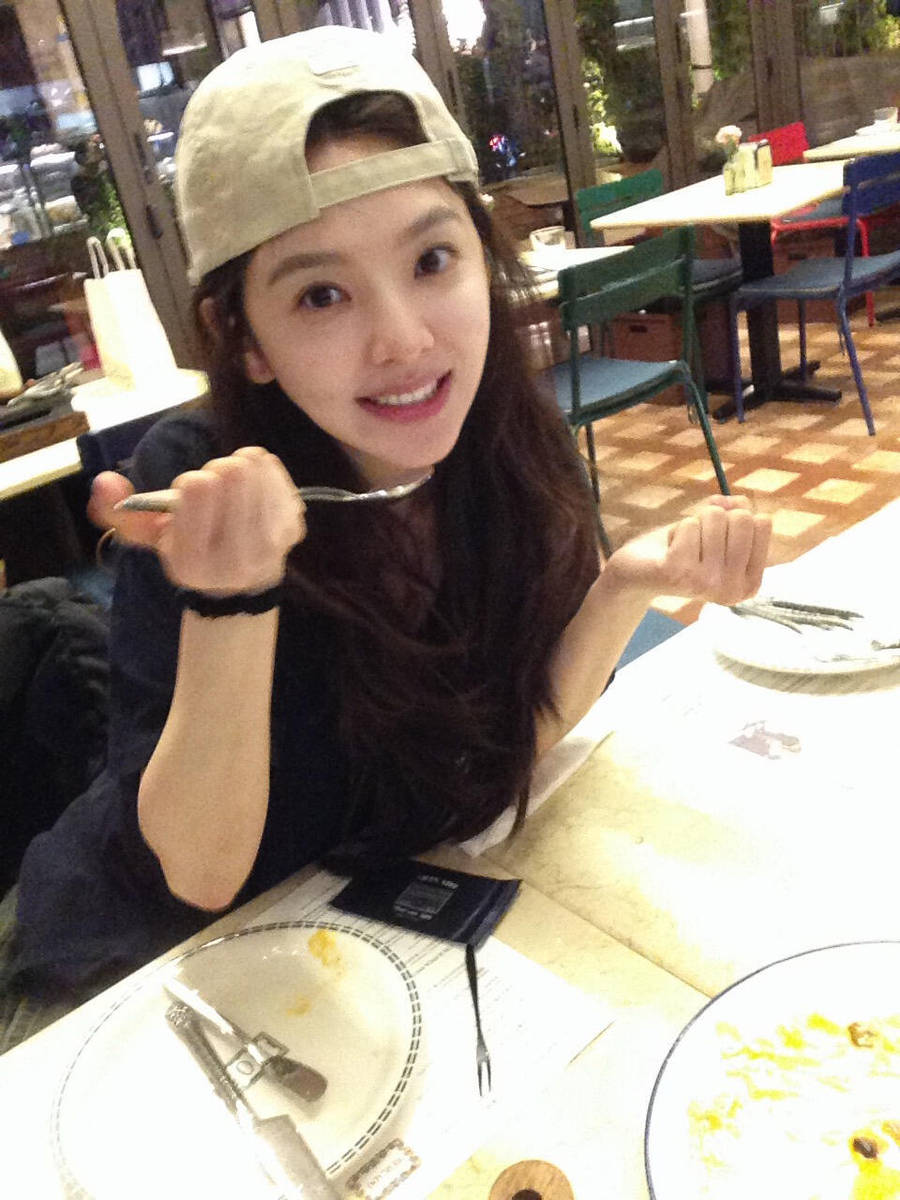 章若楠晒日常随拍灵动活泼 在美食前微笑娇憨可爱