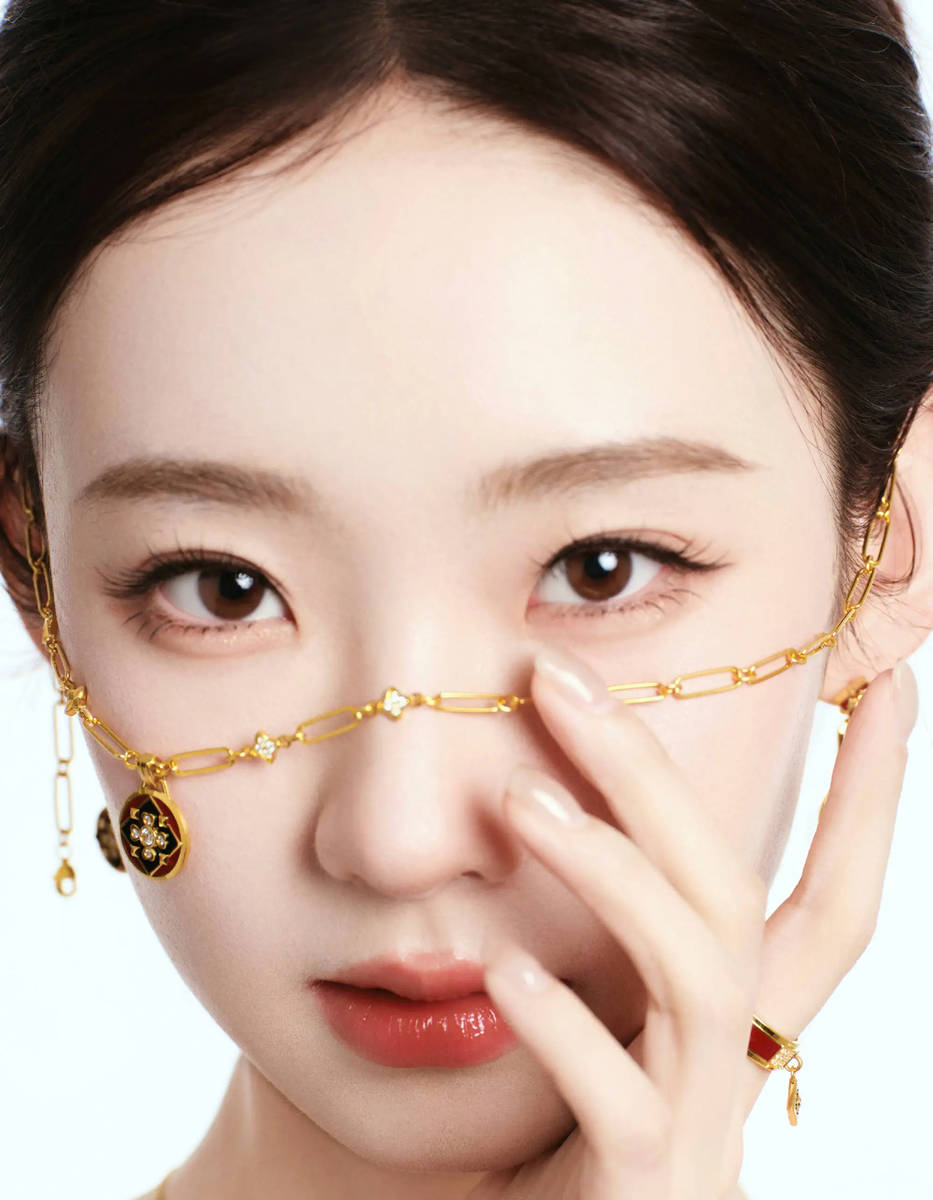 张艺凡身着白色抹胸缎面长裙 气质温婉大方