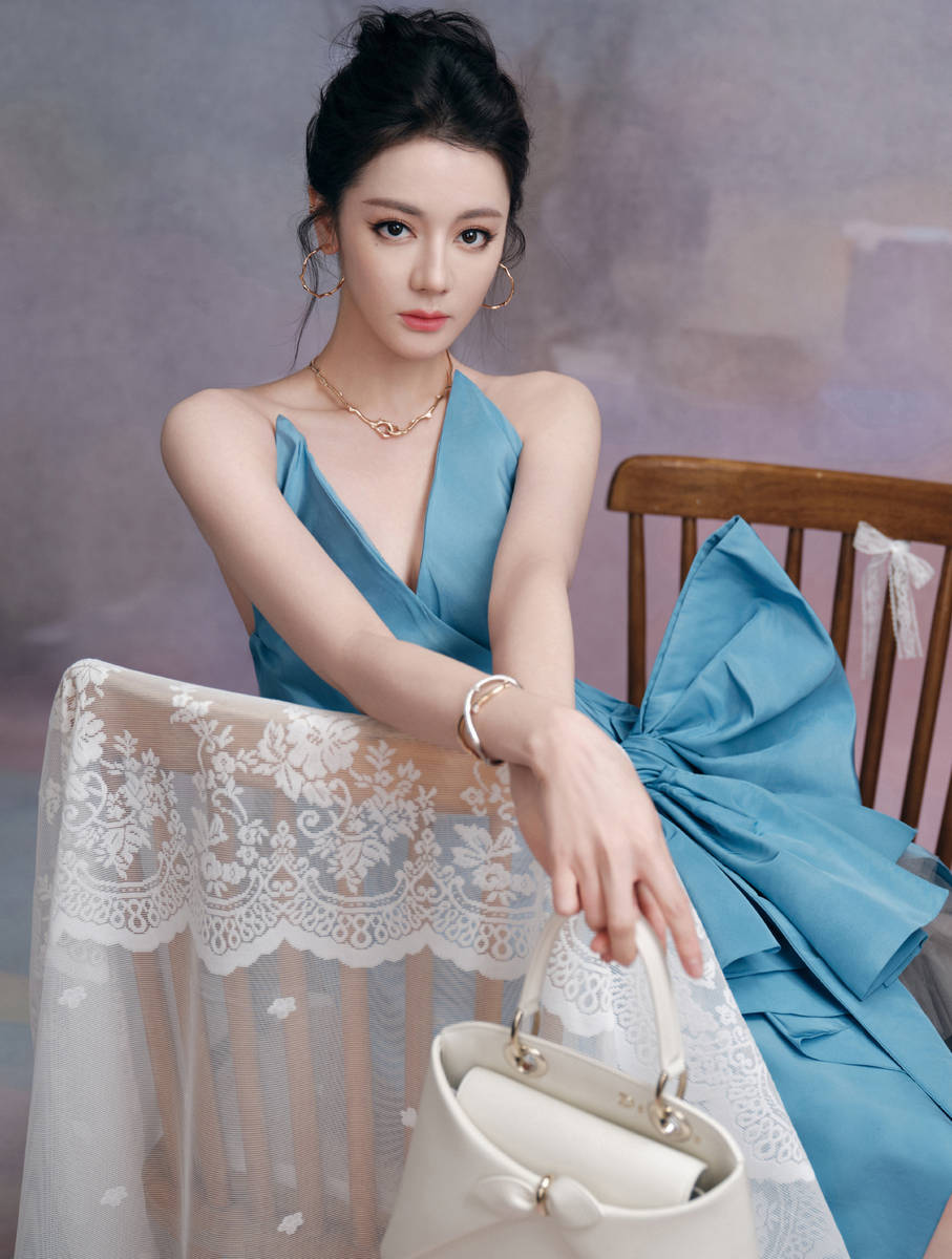 迪丽热巴穿蓝色长裙超性感 深V设计暴露好身材