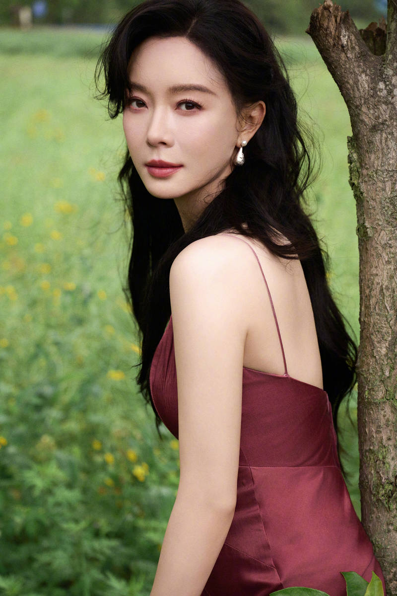 陈数晒营业美照！穿酒红色吊带裙气质妩媚迷人