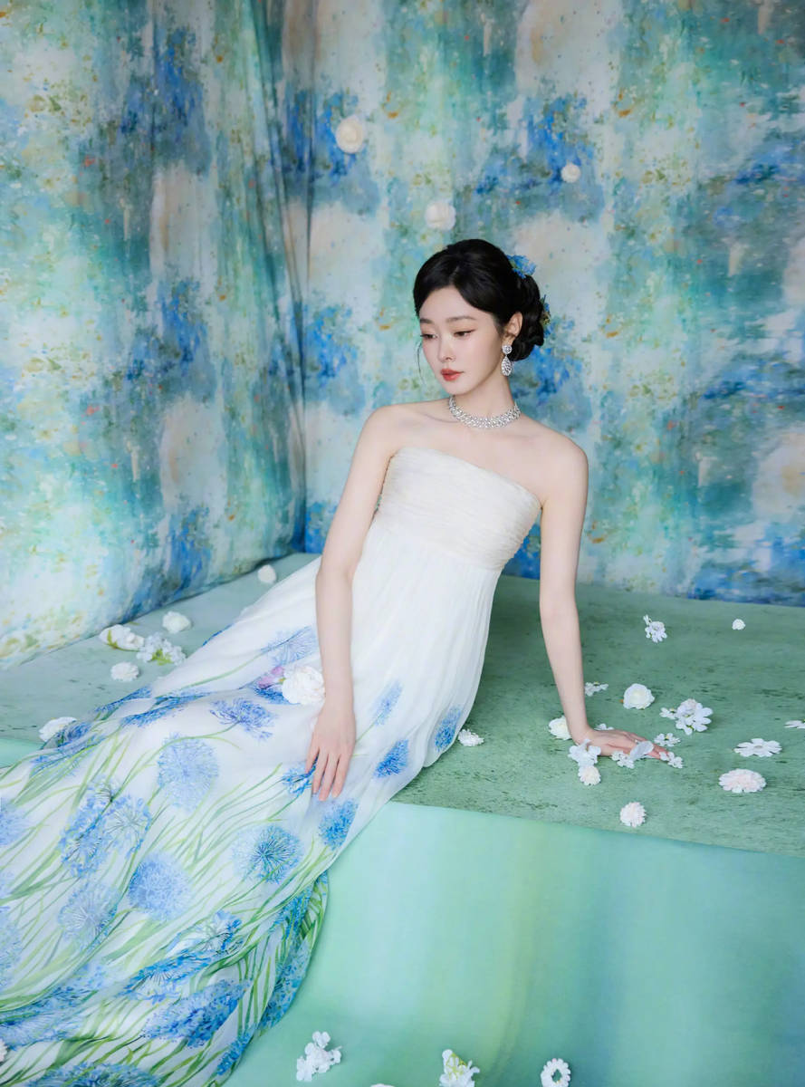 宋轶穿抹胸白裙置身花海 宛如油画里走出的公主