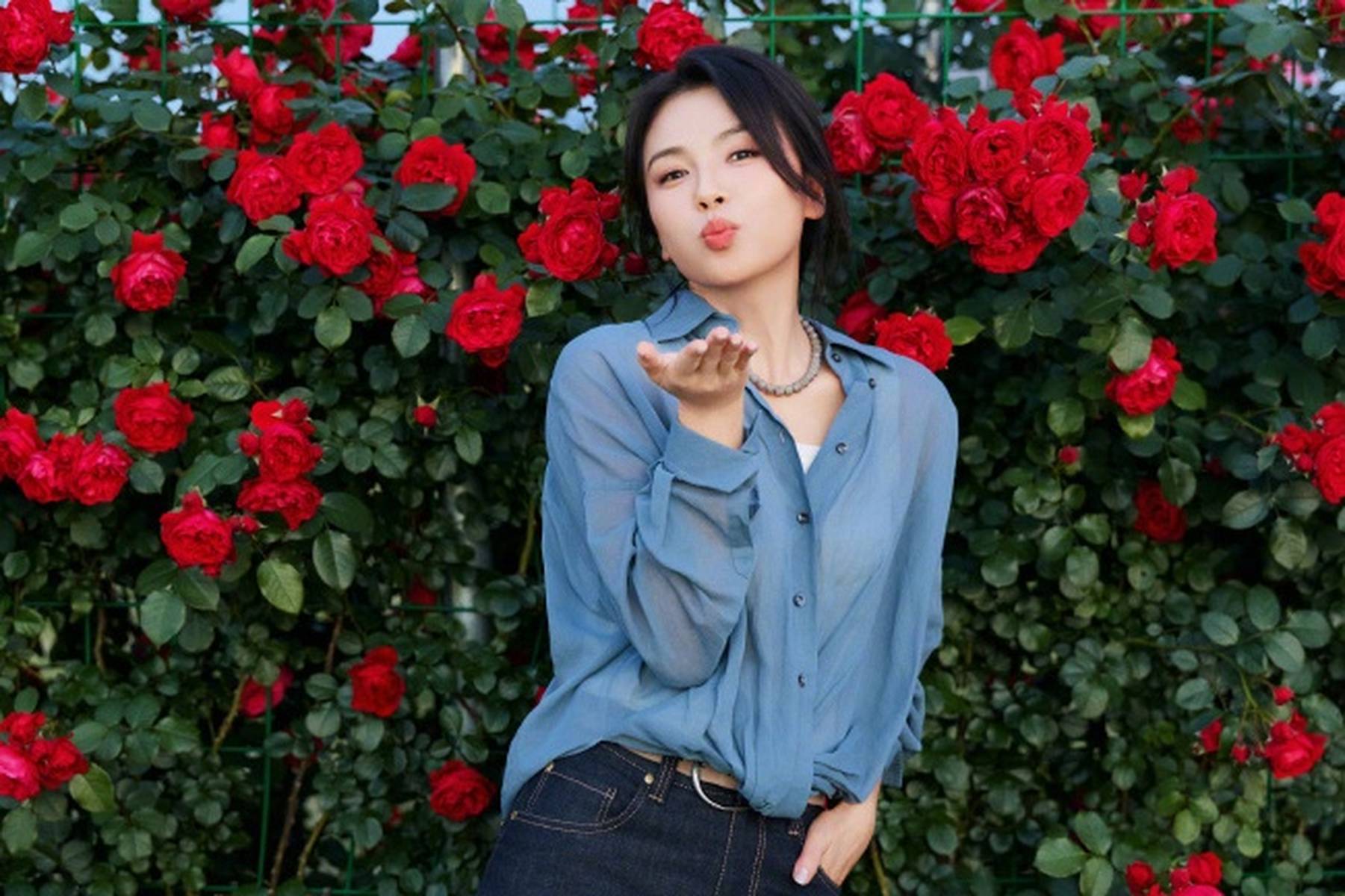 刘涛牛仔衬衫花墙大片 温婉大方尽显明丽气质