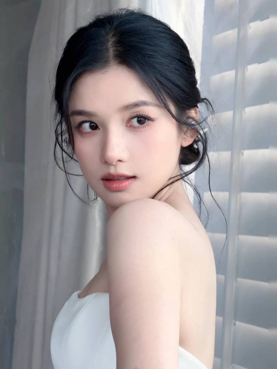 张婧仪一袭白裙气质温柔优雅 盘发造型精致又慵懒
