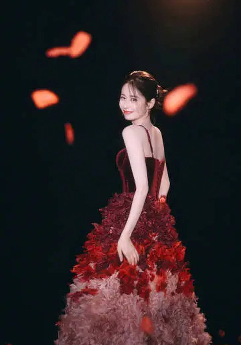 颖儿穿花瓣长裙宛如油画公主 端坐画框中美轮美奂