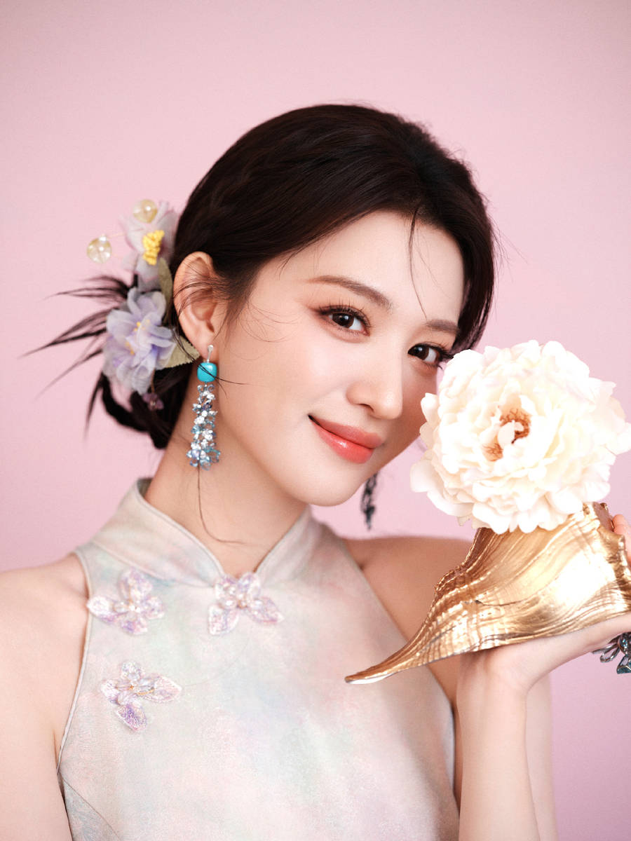 王楚然穿旗袍曲线曼妙 手持熊猫扇子俏皮可爱