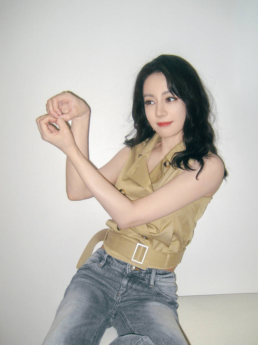 迪丽热巴美照俏皮可爱！嘟嘴wink少女感十足