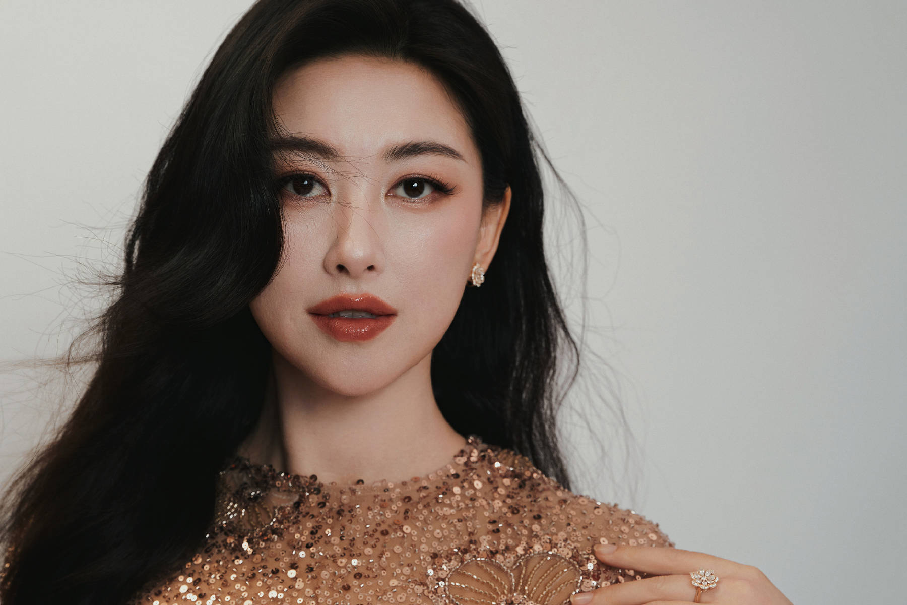 朱珠鎏金亮片花朵裙温婉成熟 浓艳红唇优雅端庄
