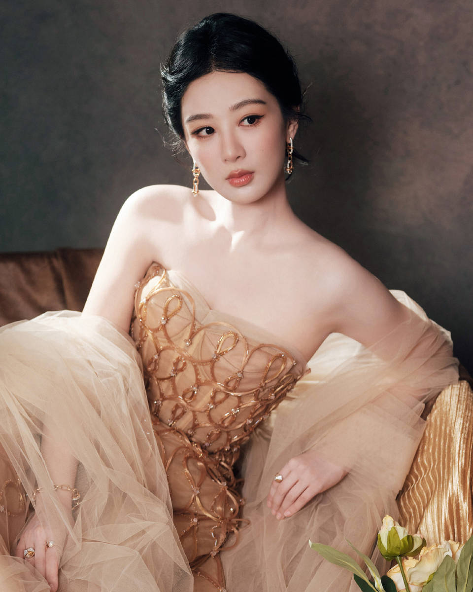 杨紫穿闪钻礼裙光彩照人 盘发造型优雅温婉气质佳