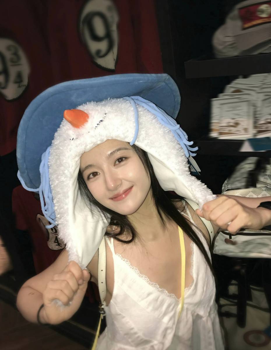 李兰迪戴雪人毛绒帽游玩自拍 可爱鲜活元气满满
