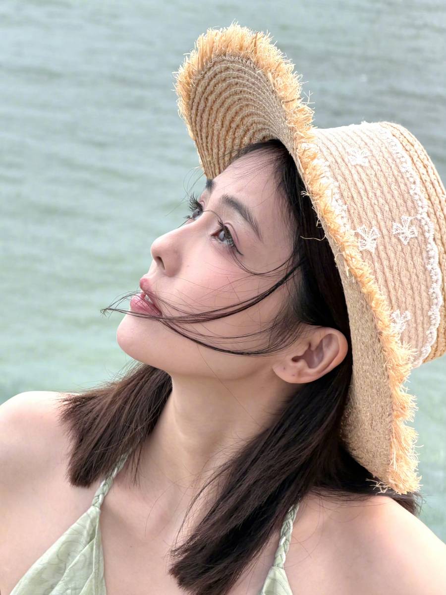 白鹿穿花卉泳衣海边度假 短发清新灵动甜感十足