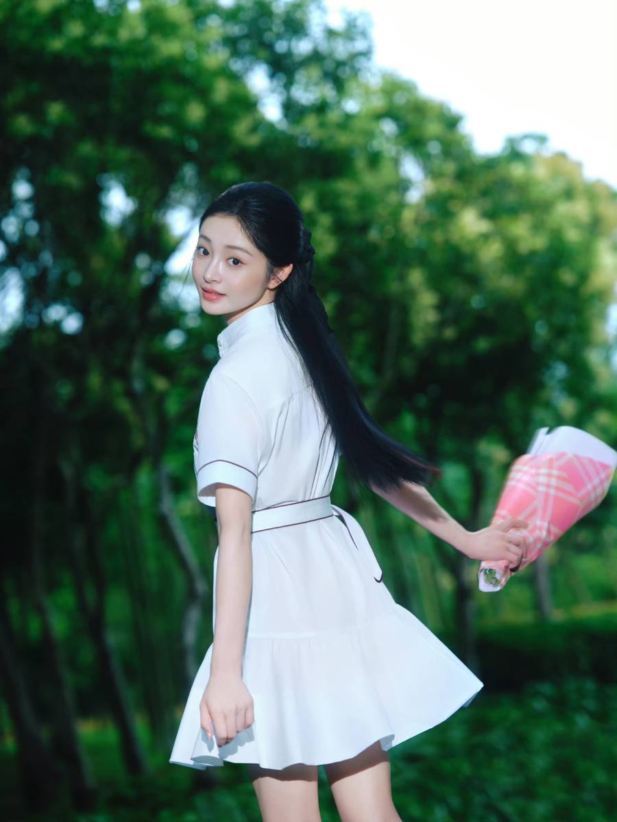 周洁琼穿白连衣裙置身林间 清新灵动充满少女气息