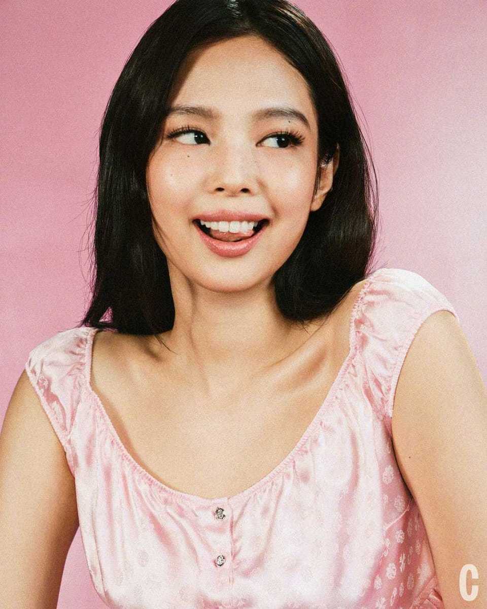 Jennie穿粉色缎面短款套装 甜酷鲜活魅力出众