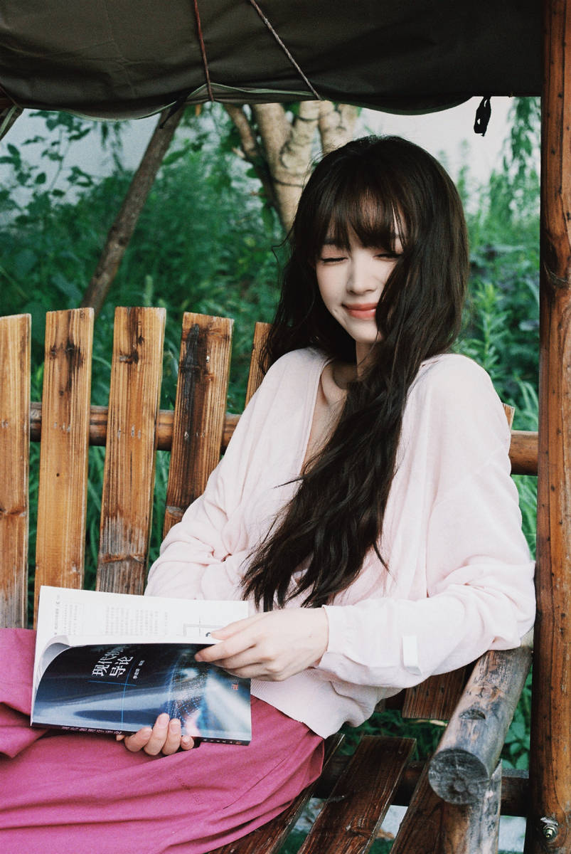 田曦薇穿浅粉上衣配玫红长裤 软萌清甜元气满满