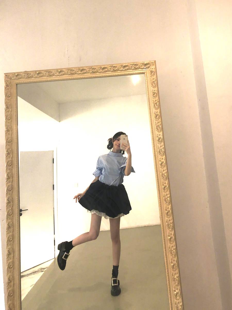 鞠婧祎晒对镜自拍美照 穿黑色小短裙秀纤细美腿