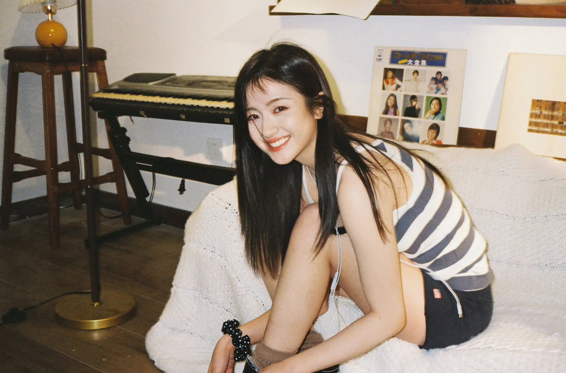 李兰迪穿条纹背心身材窈窕 回眸甜笑化身元气少女