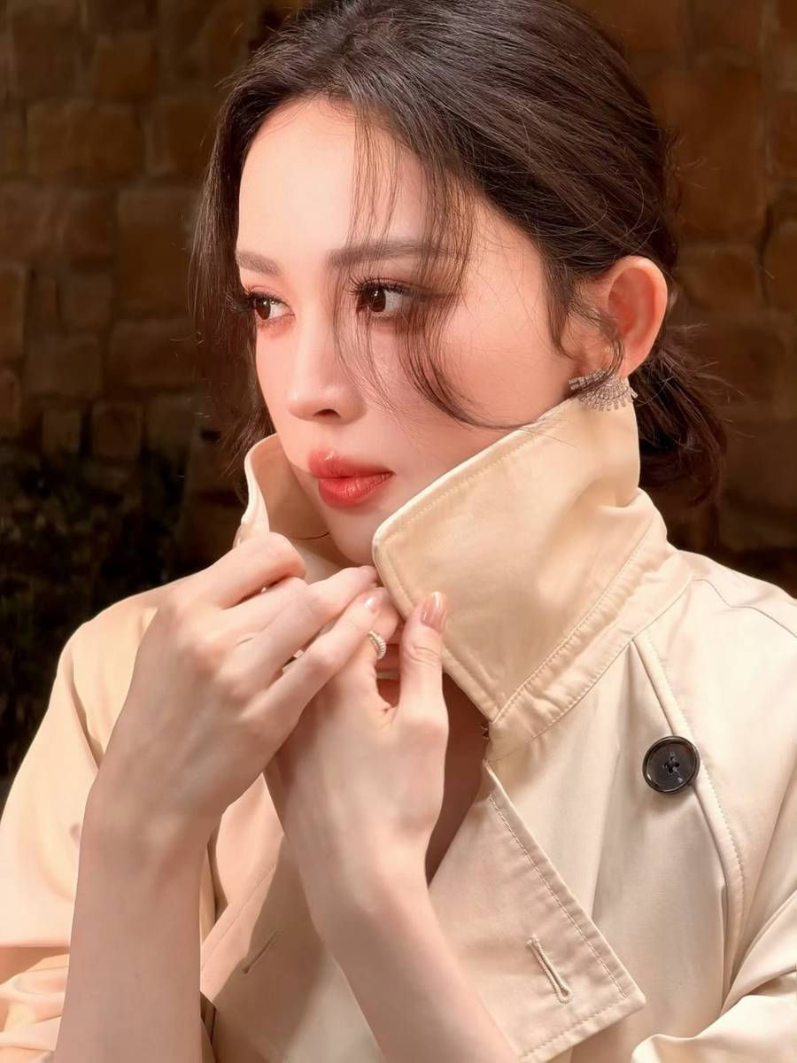 古力娜扎穿风衣又美又飒 尽显优雅贵气复古氛围感
