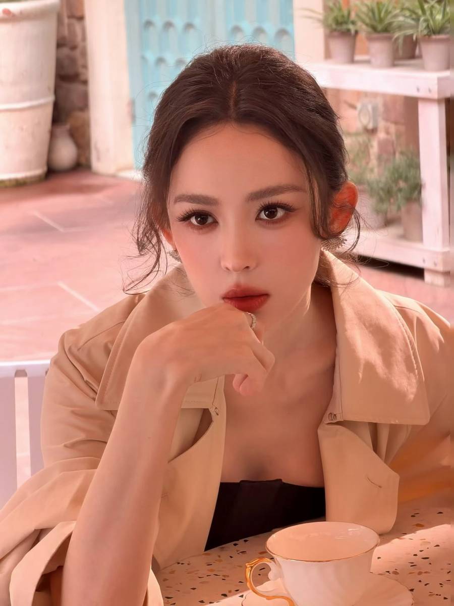 古力娜扎穿风衣又美又飒 尽显优雅贵气复古氛围感