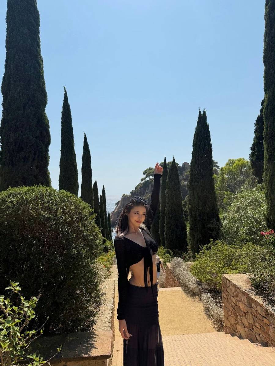 汪峰女儿小苹果晒度假照 身形高挑继承妈妈美貌