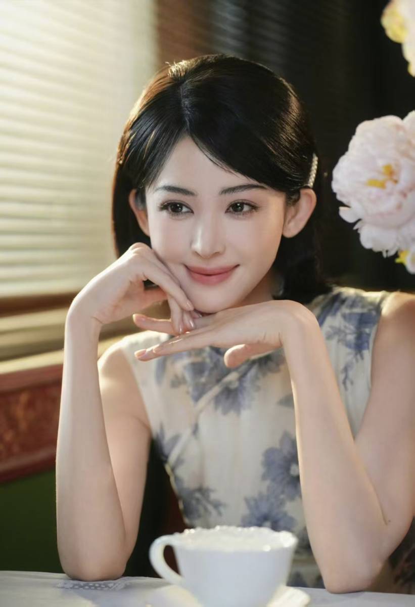 娜扎穿水墨青花旗袍戴珍珠发卡 温婉清丽韵味澈底