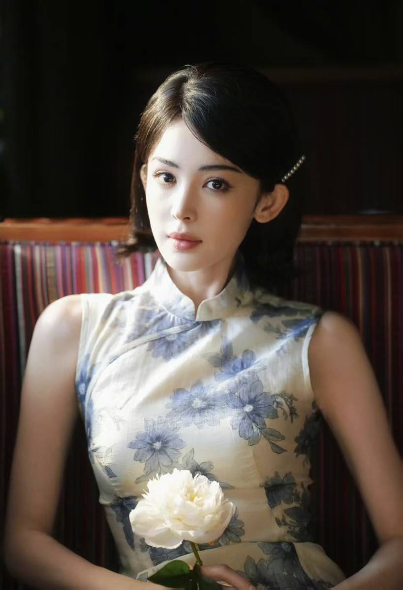 娜扎穿水墨青花旗袍戴珍珠发卡 温婉清丽韵味澈底