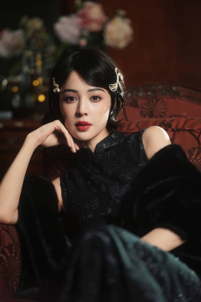 娜扎穿暗纹旗袍美艳动人 宛若旧胶片里的民国名伶