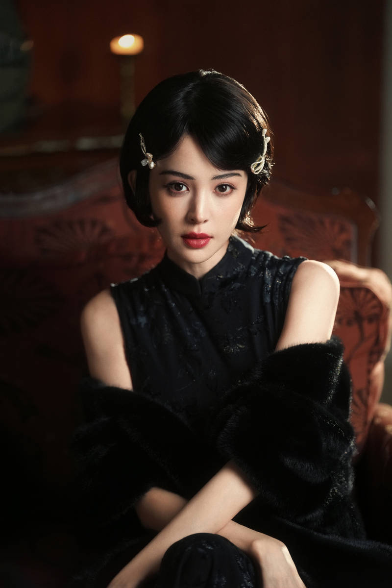 娜扎穿暗纹旗袍美艳动人 宛若旧胶片里的民国名伶