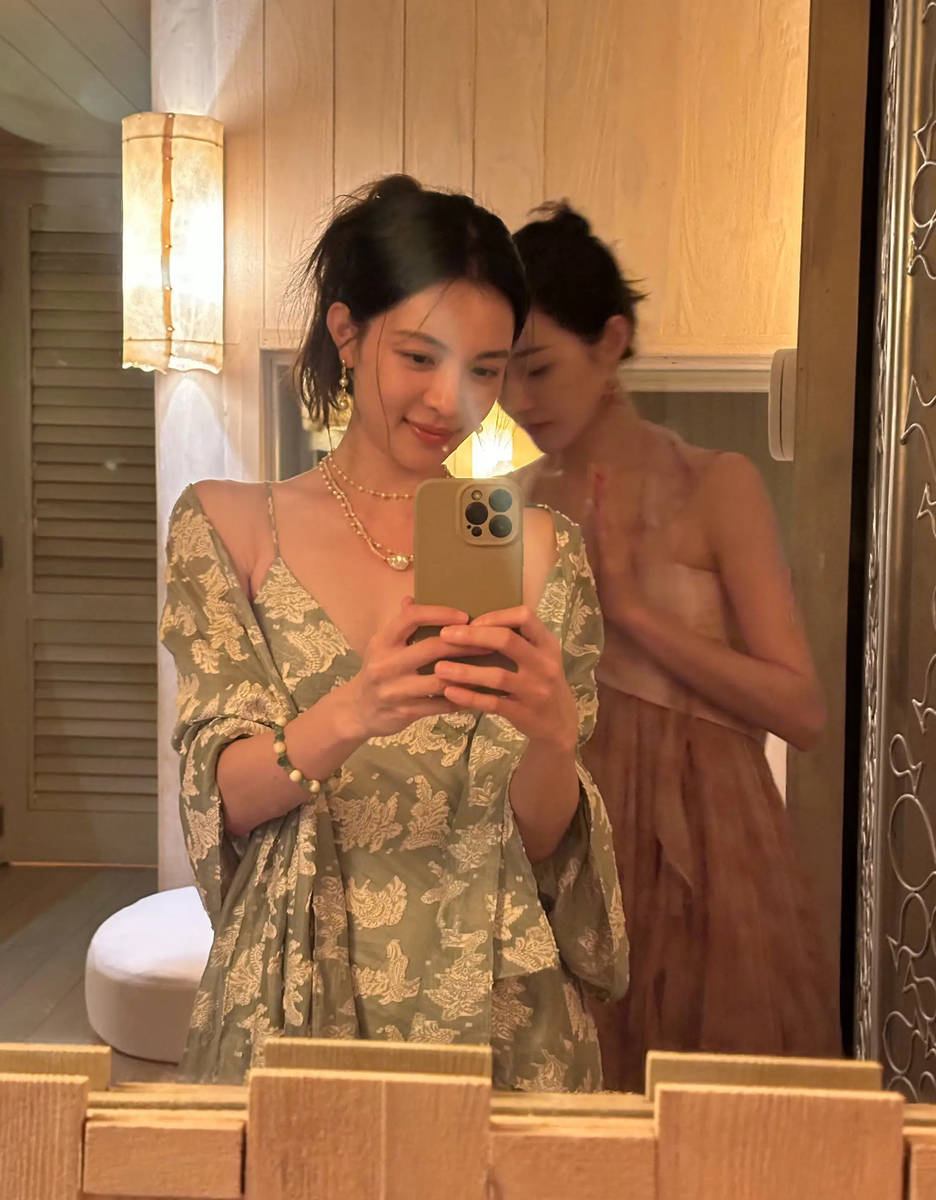 钟楚曦晒泳装美照太性感 身材火辣修长美腿吸睛
