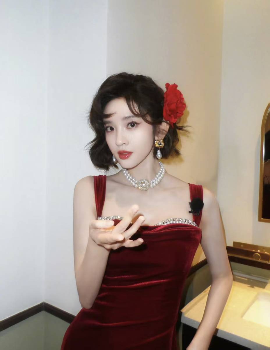 唐艺昕穿吊带裙配红花发饰 复古明艳氛围感十足
