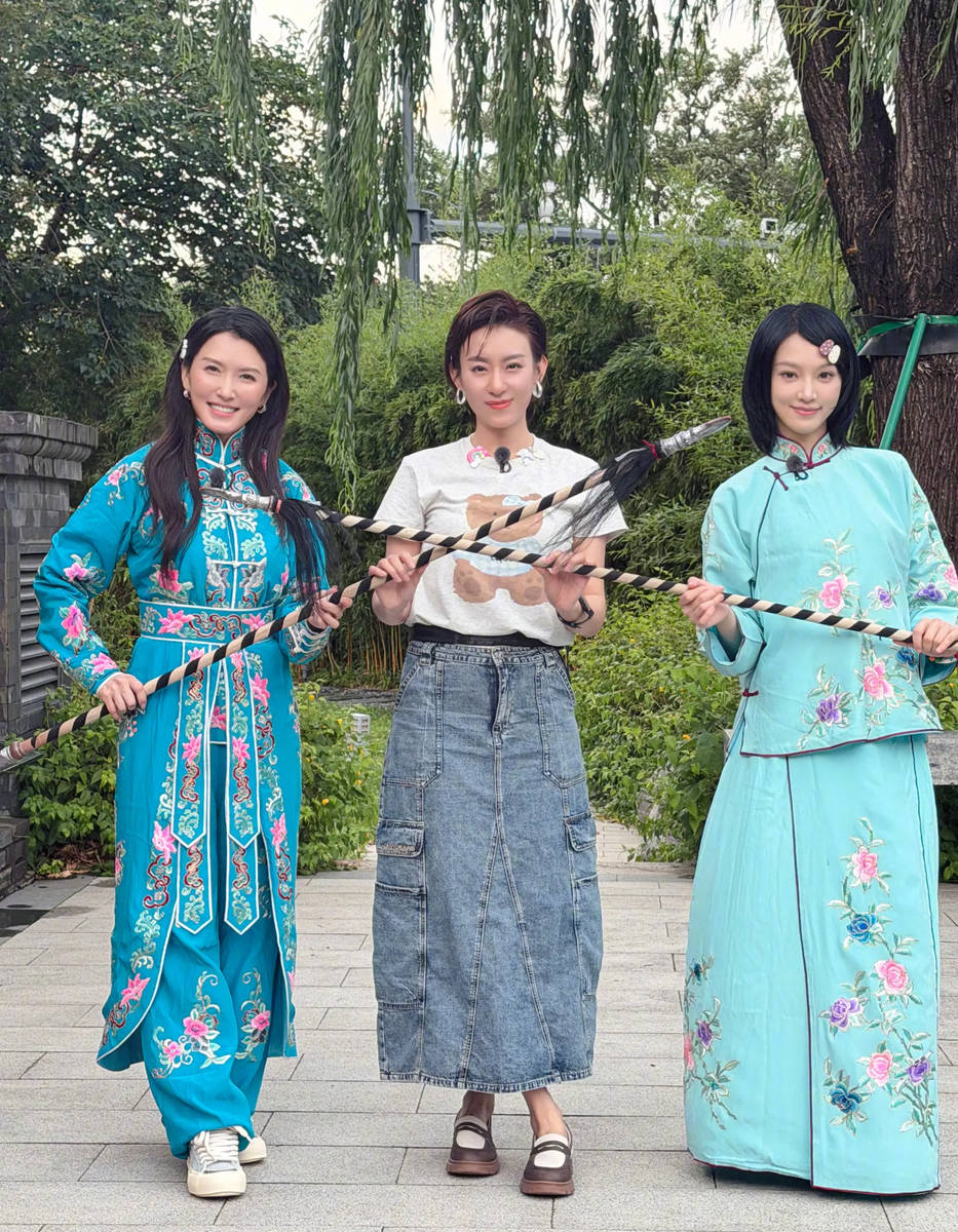 黄灿灿晒与张月徐洁儿侯宇合照 姐妹贴贴氛围超甜