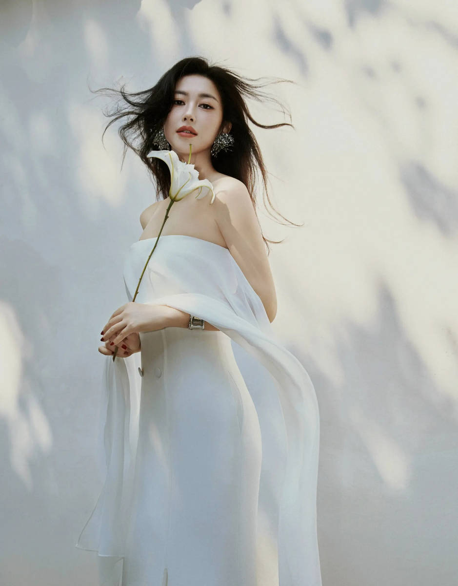 朱珠晒看秀美照状态佳 一袭白色长裙气质优雅迷人