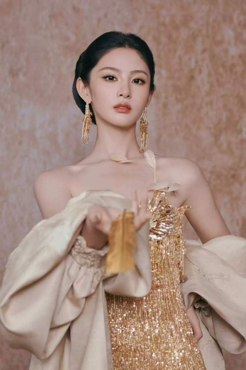 赵晴穿抹胸礼裙搭精致耳饰 锁骨连肩仪态好大方
