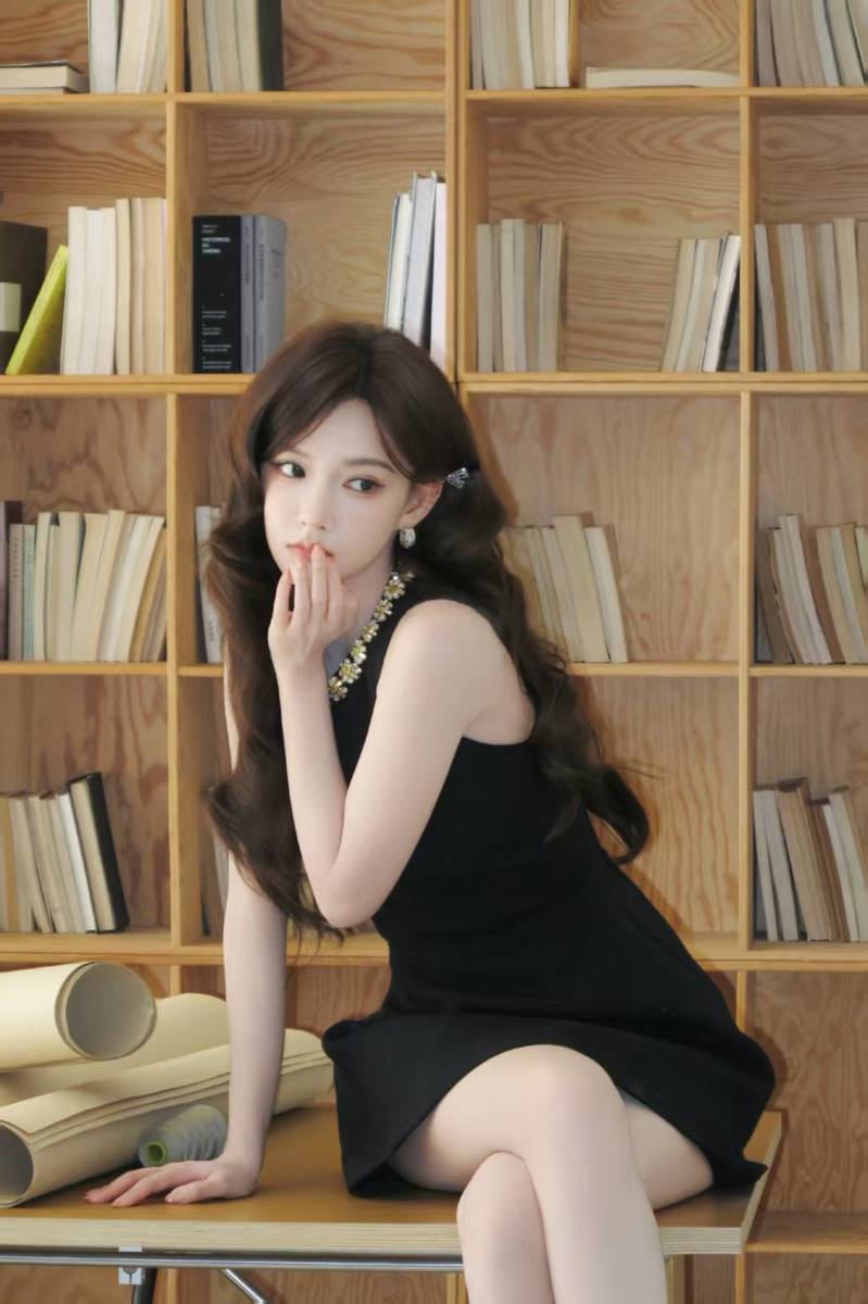程潇穿无袖连衣裙好优雅 慵懒长卷发温婉又知性