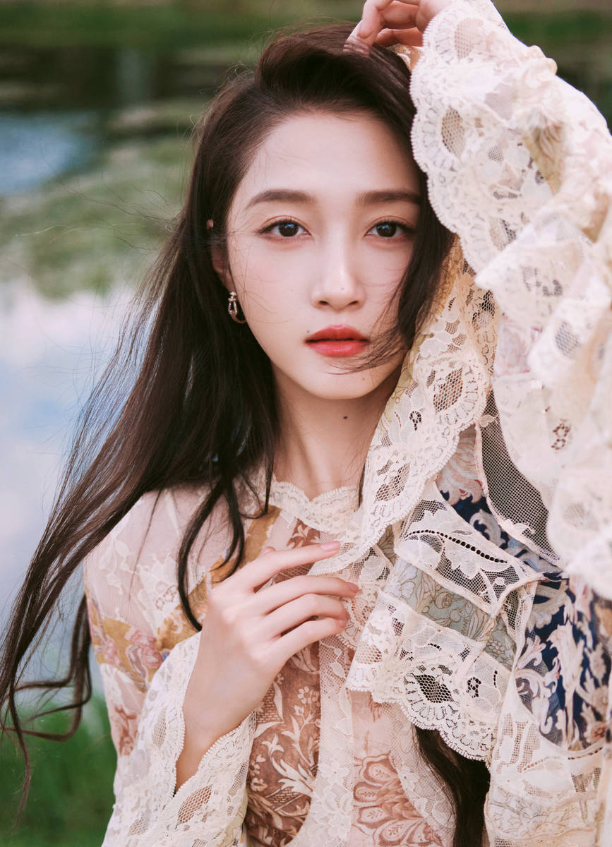 关晓彤穿相沿蕾丝裙 宛如湖畔灵动轻佻的林中精灵
