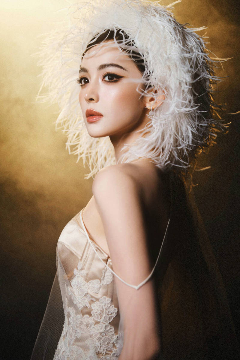 娜扎戴羽毛头饰宛若蟾光神女 穿蕾丝礼裙性感灵动