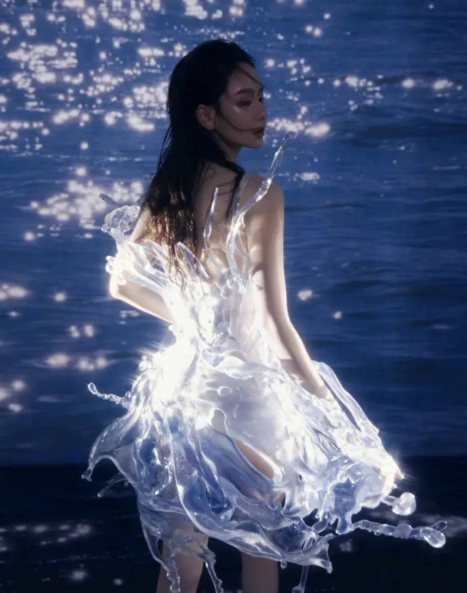 内娱红毯卷出新高度！戚薇用3D技术打印“水花裙”