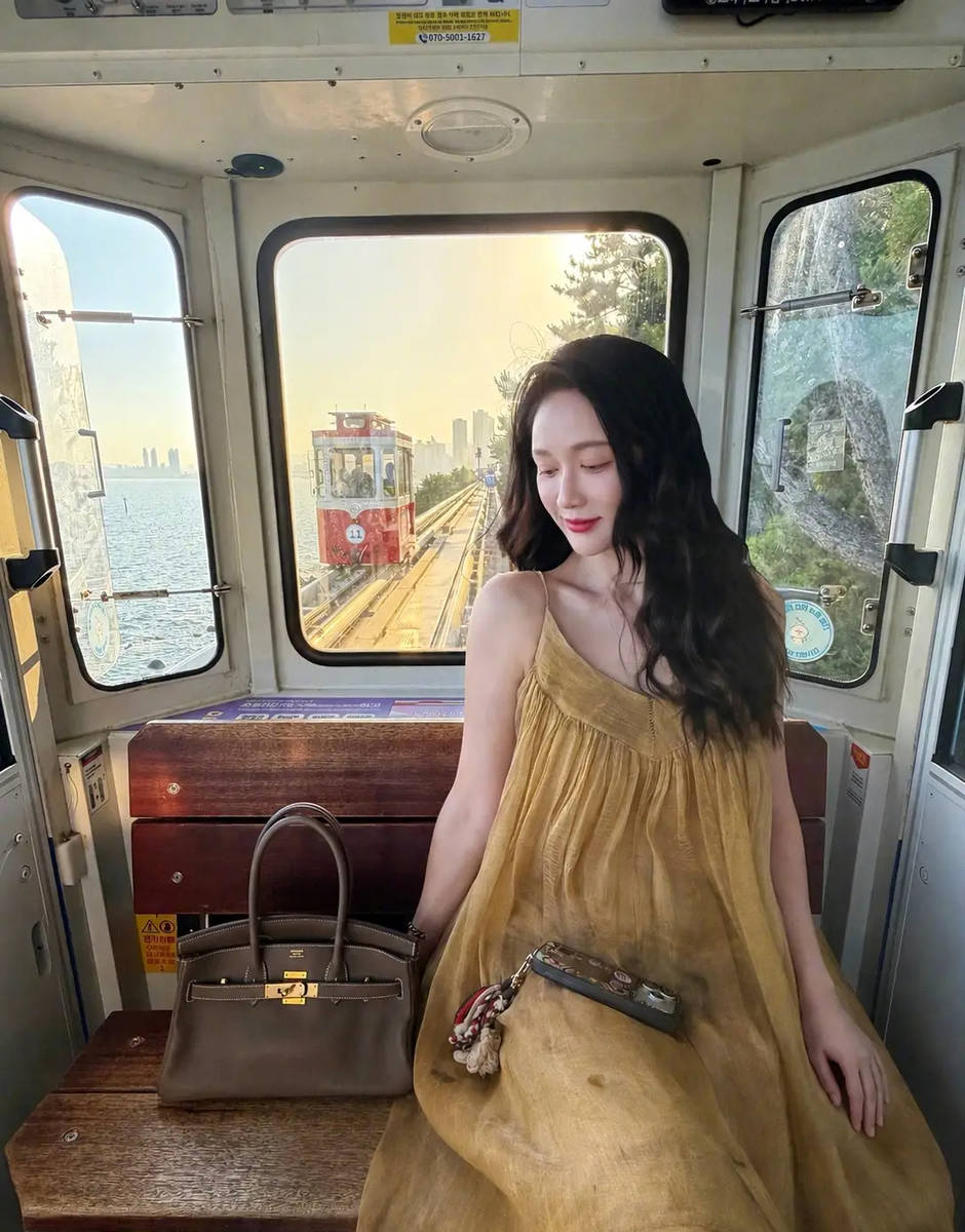 陈乔恩乘车游览美景 绽放甜美笑容秒变活泼少女