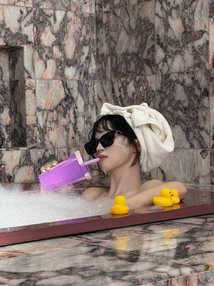 宋雨琦穿绿色小狗背心 嘟嘴卖萌俏皮少女感十足