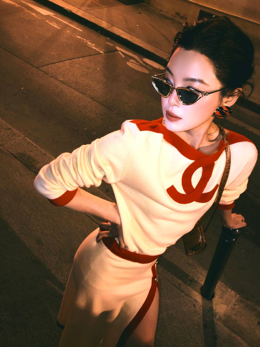 辛芷蕾穿针织裙漫步午夜街头 松弛妩媚腿长吸睛