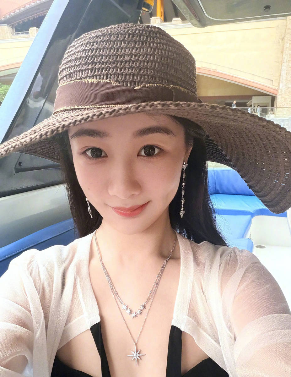 杨紫穿白衫廓清松懈 手捧椰子尽显舒坦沐日感