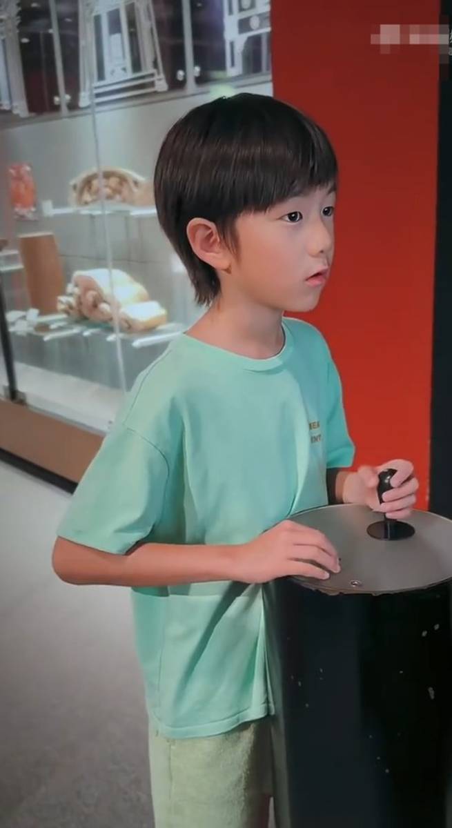孙莉晒对镜自拍一家颜值高 黄磊与女儿背靠背玩耍
