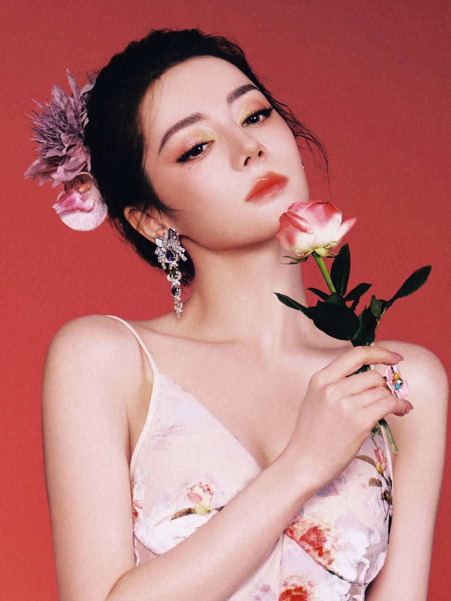 迪丽热巴化身性感花仙子 穿吊带裙勾勒曼妙身姿